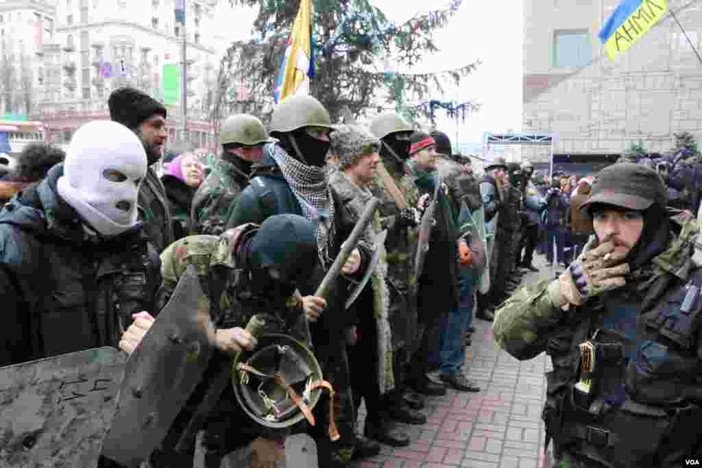 Под стенами Киевской городской государственной администрации. Протестующие на Евромайдане выполнили требования власти &ndash; освободили здание столичной мэрии и проезжую часть улицы Грушевского.