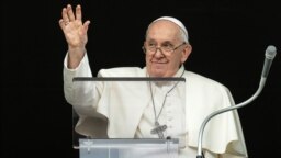 Paus Fransiskus memimpin doa Angelus di Vatikan, 12 November 2023. (Foto: via Reuters)