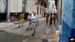 Des touristes américains se promènent dans le quartier du vieux Havana, Cuba, le 24 mai 2015.