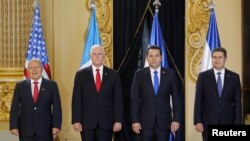 De izquierda a derecha, presidente de El Salvador, Salvador Sánchez Cerén; vicepresidente de EE.UU., Mike Pence; presidente de Guatemala, Jimmy Morales y presidente de Honduras, Juan Orlando Hernández en el Palacio Nacional de Cultura de Guatemala. Junio 28 de 2018.