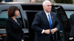 Le vice-président élu Mike Pence et sa femme Karen arrivent à l’église épiscopale de St. John en face de la Maison Blanche pour la messe avant l’investiture, à Washington, 20 janvier 2017.