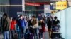 Los viajeros caminan por el aeropuerto Fiumicino en Italia, después de que este país levantara las restricciones por la pandemia de coronavirus en mayo de 2021.