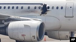 在索马里的摩加迪沙机场，一架客机上的洞很明显（2016年2月2日）