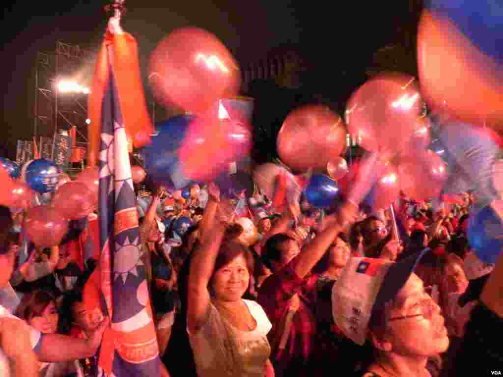 士气高涨的蓝营基本盘 (美国之音许波拍摄)