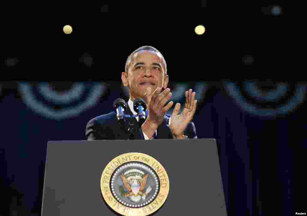 صدر اوباما اپنی جیت کی خوشی کا اظہار کر رہے ہیں