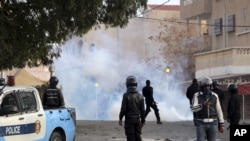 La police lors d'une manifestation à Ennour, près de Kasserine, Tunisie, le 20 janvier 2016.