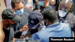  Terrence Floyd, visitó el sitio de la muerte de su hermano, George, en Minneapolis, mientras cientos de personas protestaban en rechazo a la violencia policial. 