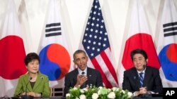 President Barack Obama meets with Japanese Prime Minister Shinzo Abe (r) and South Korean President Park Geun-hye, March 25, 2014, at the US Ambassador's Residence in the Hague, Netherlands. 