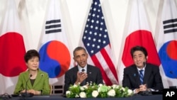 지난 2015년 3월 네덜란드 헤이그에서 열린 핵안보정상회에 참석한 미한일 정상이 별도로 3자회담을 가졌다. 왼쪽부터 박근혜 한국 대통령, 바락 오바마 미국 대통령, 아베 신조 일본 총리. (자료사진)