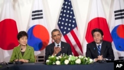지난 2014년 3월 네덜란드 헤이그에서 바락 오바마 미국 대통령(가운데)과 박근혜 한국 대통령(왼쪽), 아베 신조 일본 총리의 3국 정상회담이 열렸다. (자료사진)