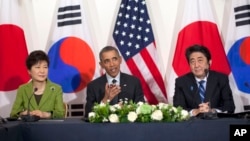  Presiden AS Barak Obama (tengah) melakukan perundingan dengan Presiden Korea Selatan Park Geun-hye (kiri) dan PM Jepang Shinzo Abe (kanan) di Den Haag, Selasa (25/3). 