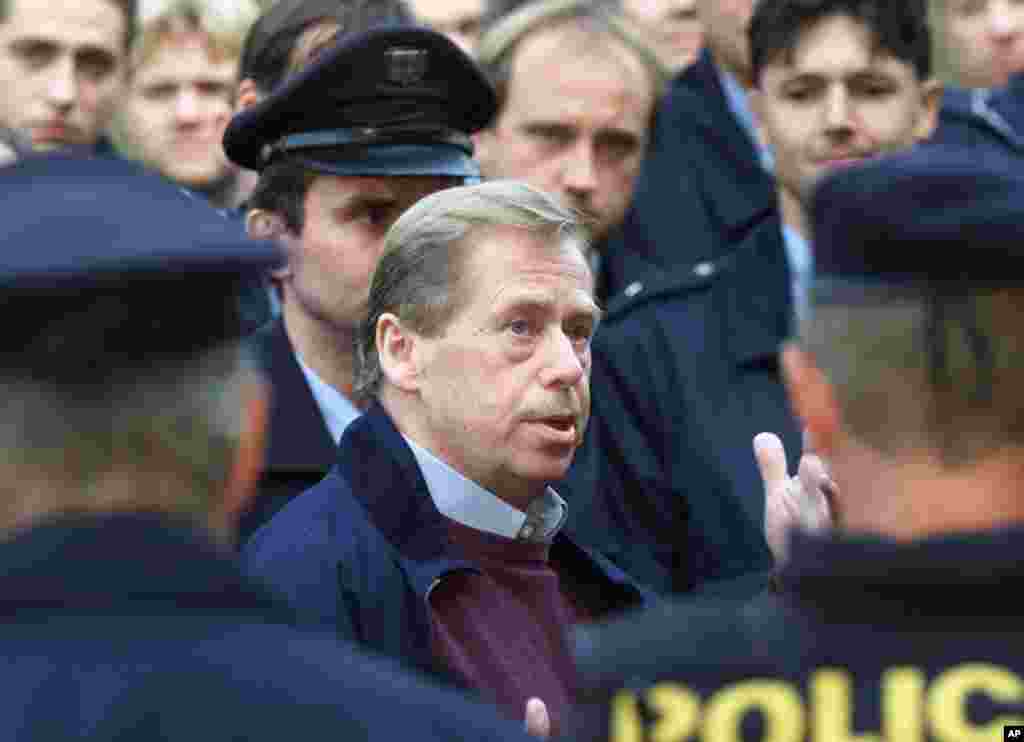 Talking to Czech riot police, September 27, 2000. (Reuters)