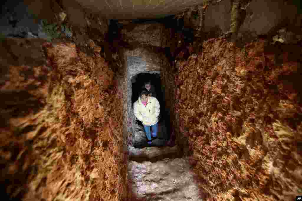 Suriyalı uşaqlar atalarının inşa etdiyi yeraltı tuneldən &ccedil;ıxır.&nbsp; Circianaz kəndi, İdlib vilayəti, Suriya. 28 fevral, 2013.