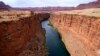 ARCHIVO - Esta fotografía muestra el río Colorado en su cuenca alta, el 29 de mayo 2021, en Lees Ferry, Arizona.