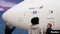 Novinari i zaposlenici Boinga na ceremoniji isporuke poslednjeg Boinga 747 u Everetu, 31. januara 2023.