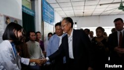 Presiden Bank Dunia Jim Yong Kim berjabat tangan dengan seorang dokter dalam kunjungannya ke rumah sakit di Rangoon 26 Januari 2014. 