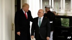 Donald Trump yakira Umushikiranganji wa mbere wa Iraki Haider al-Abadi i Washington, Italiki 3/20/2017. (AP
