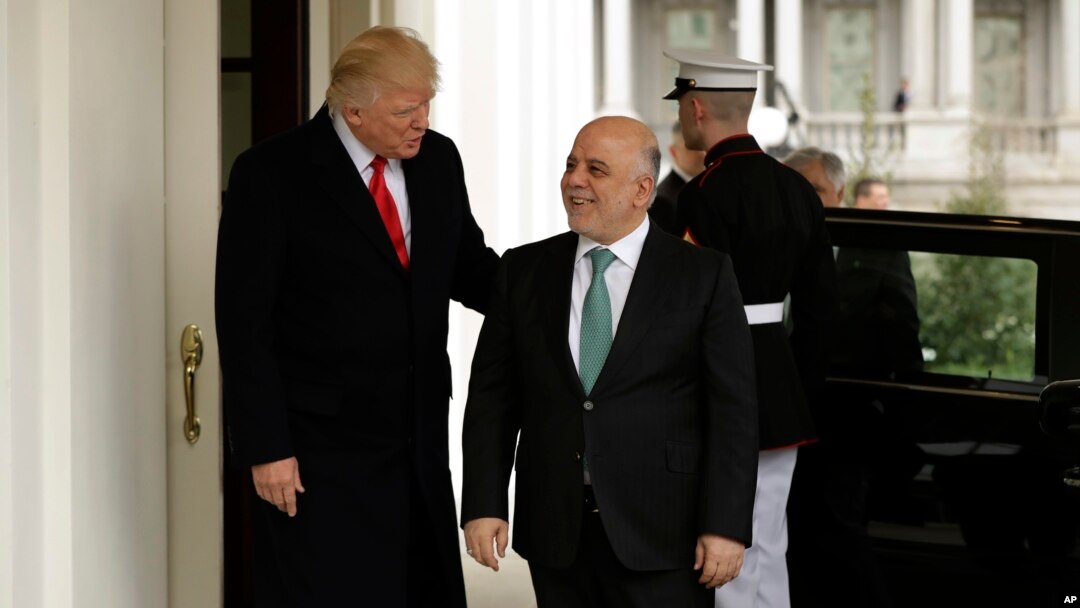 Presiden Donald Trump menyambut PM Irak, Haider al-Abadi sesaat setelah tiba di Gedung Putih, Washington, D.C. hari Senin tanggal 20 Maret 2017 (foto: AP Photo/Evan Vucci)
