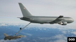 미 공군 KC-46A(위) 공중급유기가 비행 중인 F-16 전투기에 연료를 주입하고 있다. (자료사진)