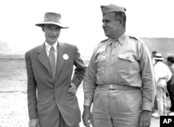 9 Eylül 1945 - Korgeneral Leslie Groves (sağda) ve Dr. J. Robert Oppenheimer, New Mexico eyaletinde atom bombası denemesinin yapıldığı bölgede incelemelerde bulunuyor.