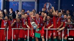 Ronaldo avec le trophée, Stade de France à St-Denis, le 10 juillet 2016.