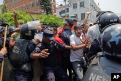 Người biểu tình Nepal hô khẩu hiệu chống chính phủ trong khi bị cảnh sát chặn lại, ở Kathmandu, Nepal, ngày 24 tháng 4, 2016.