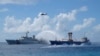 Sebuah kapal Penjaga Pantai Taiwan (kiri) dan kapal kargo ikut serta dalam latihan pencarian dan penyelamatan di lepas pantai pulau Taiping di Laut Cina Selatan, 29 November 2016. (AP Photo/Johnson Lai)