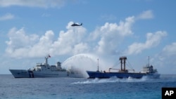 지난해 11월 타이완 해안경비정(왼쪽)과 함정이 남중국해 타이핑 섬에서 구조훈련을 실시하고 있다.
