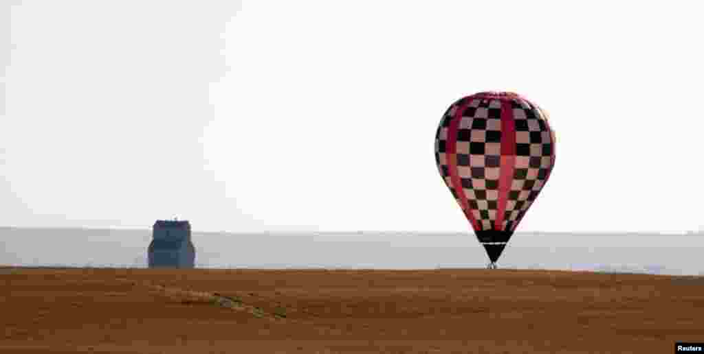 فضا سے اترتے ہوئے غبارے کا ایک منظر