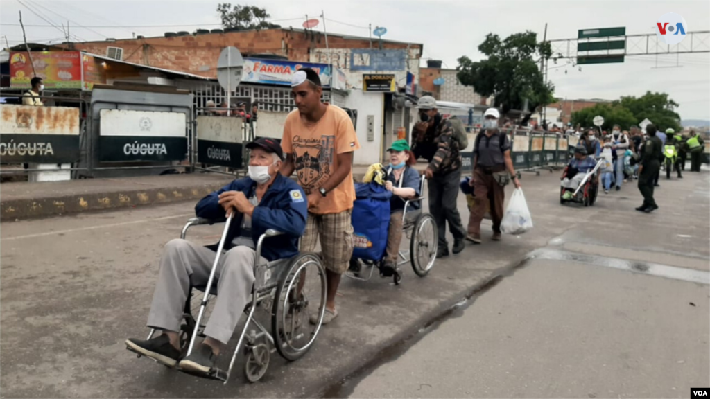 Por aproximadamente una hora, Colombia abrió la frontera en Cúcta para que los venezolanos varados allí, lograrán regresar a su país. (Foto: Hugo Echeverry)