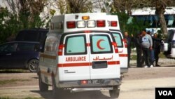 Une ambulance et d'autres véhicules des services d'urgence se tiennent sur les lieux d'une attaque visant des touristes au Musée national du Bardo, à Tunis, le 18 mars 2015.