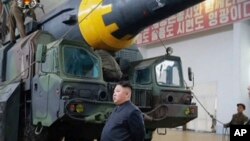 朝鲜官媒2017年5月15日的的视频截图显示，朝鲜领导人金正恩在朝鲜某地的导弹试验场