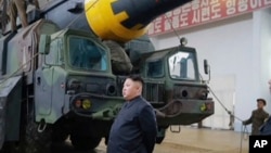 北韓領導人金正恩在一個導彈試驗場（2017年5月15日）