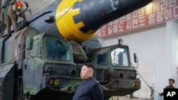 Arhiva - Na ovoj fotografiji načinjenoj od nedatiranog video-snimka severnokorejske KRT, objavljene 15. maja 2017, vidi se lider Kim DŽong Un na prostoru za koji se tvrdi da je poligon za testiranje raketa na nedefinisanoj lokaciji u Severnoj Koreji. (KRT via AP Video)