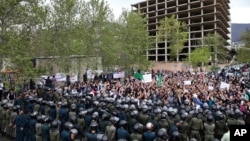 Demonstran Iran mengumandangkan slogan-slogan di depan Kedutaan Besar Arab Saudi di Teheran (11/4) untuk memrotes penganiayaan terhadap dua remaja Iran di Arab Saudi.