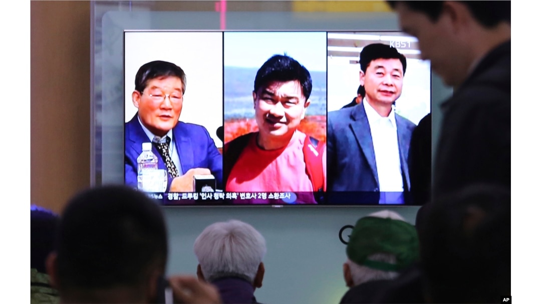 Bản tin trên truyền hình, chiếu chân dung của 3 công dận Mỹ bị giam cầm ở Triều Tiên: Kim Dong Chul (trái), Tony Kim, and Kim Hak Song (phải) tại một trạm xe lửa ở Seoul, Hàn quốc ngày 3/5/2018.