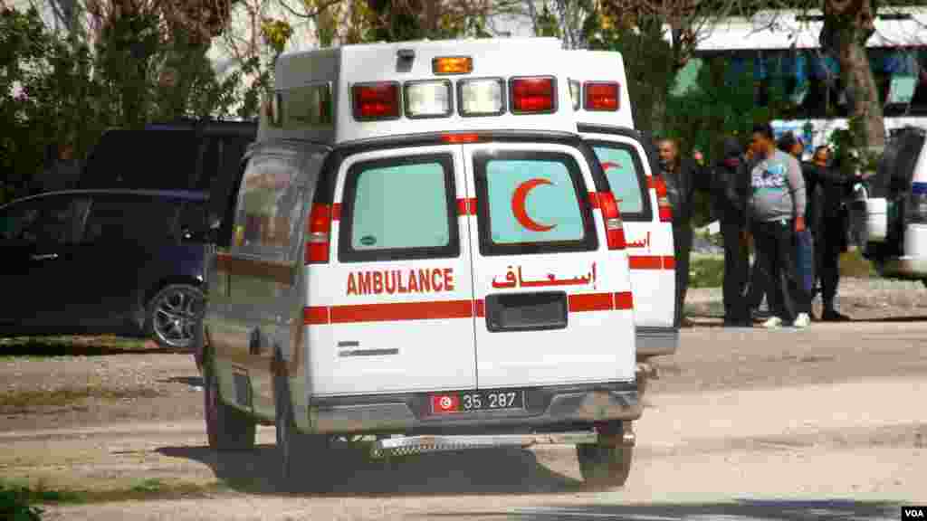 Une ambulance et d'autres véhicules de services d'urgence ont été déployés après une attaque qui a ciblé des touristes au musée national du Bardo, Tunis,&nbsp; mercredi 18 mars, 2015. (Mohamed Krit / VOA)