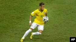 Pemain harapan Brazil, Neymar, mengontrol bola dalam pertandingan perempat final sepakbola Piala Dunia antara Brazil melawan Kolombia di Arena Castelao di Fortaleza, Brazil (4/7).