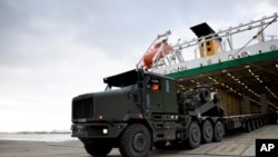 지난해 2월 미국-유럽 합동군사훈련인 '디펜더-유럽(the Defender-Europe 2021)'의 진행을 위해 영국 해군의 중장비와 군용차가 벨기에의 안트베르펜 항구에 도착했다. 