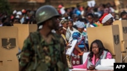 Un soldat debout assure la sécurité pendant les élections à Blantyre, Malawi. 21 mai 2014.