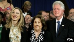 Mantan Presiden Bill Clinton, putrinya, Chelsea (kiri) mengapit Dorothy Rodham, ibunda Menlu AS Hillary Clinton (foto: dok).