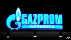 Ukraina berhutang 1,5 milyar dolar lebih kepada perusahaan gas Rusia, Gazprom (Foto: logo Gazprom).