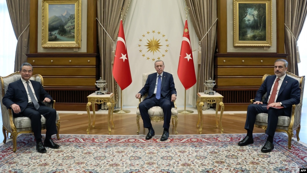 This handout photograph taken and released by the Turkish Presidency Press Office on July 26, 2023, shows Turkish President Recep Tayyip Erdogan (C) meeting with Chinese Foreign Minister, Wang Yi (L) and Turkish Foreign minister Hakan Fidan (R) at the Pre