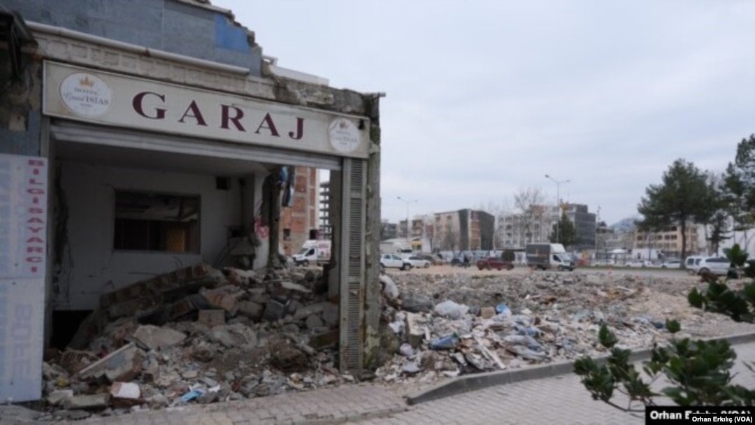 Depremde yıkılan Isias Otel binasında 72 kişi hayatını kaybetti.