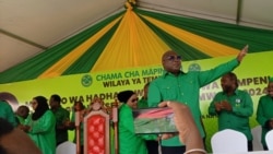 Baadi ya viongozi na wafuasi wa chama kilichopo madarakani, Chama Cha Mapinduzi (CCM) wakati wa kampeni wilayani Temeke. Picha na VOA/Egberth Bitungwa