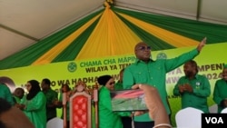 Baadi ya viongozi na wafuasi wa chama kilichopo madarakani, Chama Cha Mapinduzi (CCM) wakati wa kampeni wilayani Temeke. Picha na VOA/Egberth Bitungwa