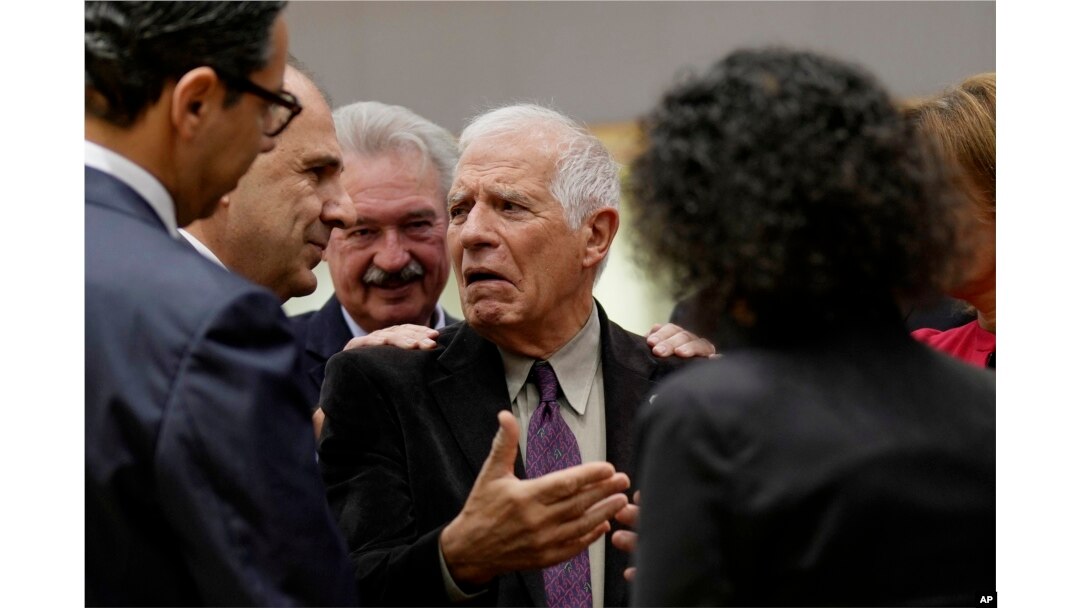 Kepala kebijakan luar negeri Uni Eropa Josep Borrell, tengah, berbicara dengan beberapa pejabat negara dalam pertemuan para menteri luar negeri Uni Eropa di Gedung Dewan Eropa di Brussels, Senin, 13 November 2023. (Foto: AP)