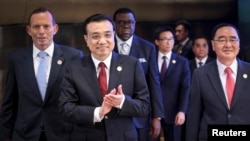 Chinese Premier Li Keqiang (2nd L) claps as he walks with Australian Prime Minister Tony Abbott (L), South Korean Prime Minister Jung Hong-won (R) during the opening ceremony of the Boao Forum for Asia (BFA) Annual Conference 2014 in Boao, Hainan province, April 10, 2014.