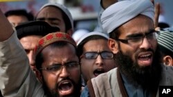 巴基斯坦伊斯兰教神学院的学生在首都集会支持反亵渎法。