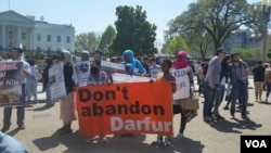 About 100 demonstrators chanted "Stop genocide in Darfur" and "Justice, justice for Darfur" outside the White House in Washington, D.C., April 16, 2016. (N. Taha/VOA)